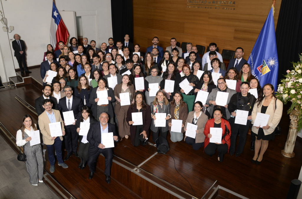 MAGÍSTERES Y DOCTORES CULMINAN NUEVA ETAPA EN LA FACULTAD DE MEDICINA